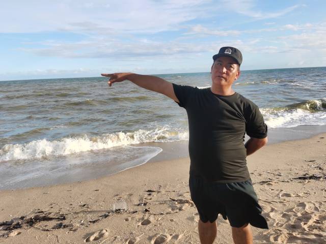 參與救人的鄧俊德向記者描述事發(fā)經(jīng)過。