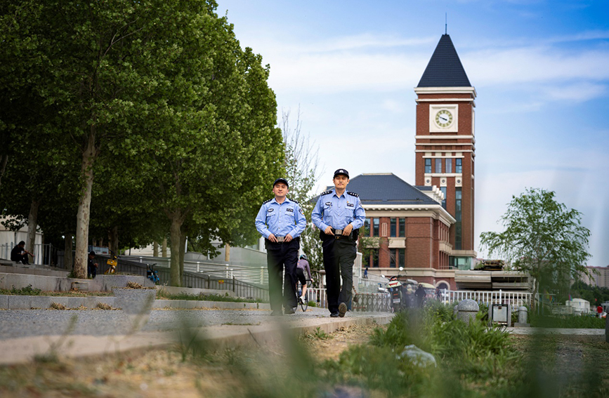 民警在海河畔巡邏。天津市公安局東麗分局供圖