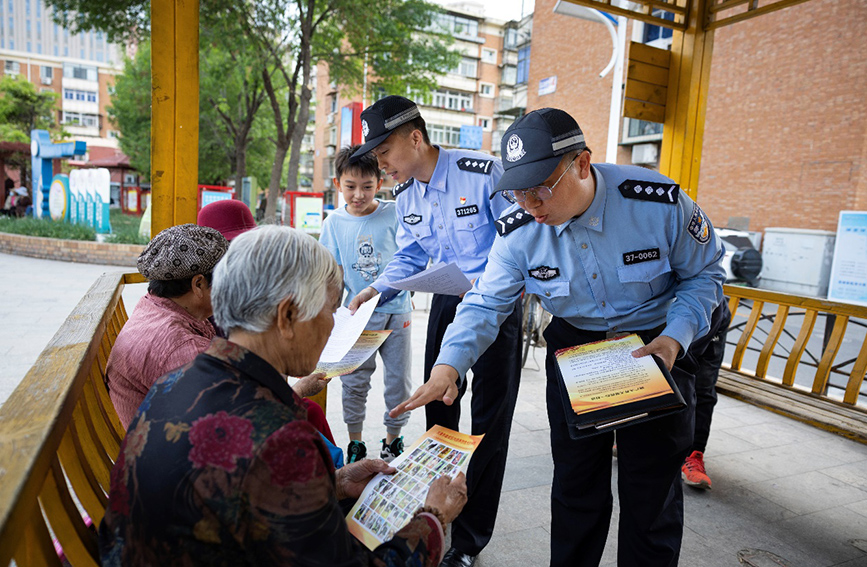 民警在社區宣傳防范電信詐騙。天津市公安局東麗分局供圖