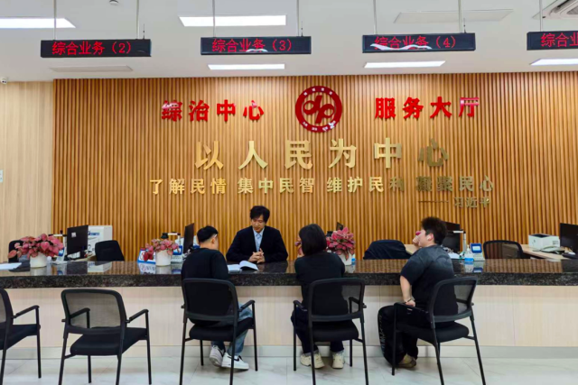 祖廟街道綜治中心工作人員在服務(wù)大廳接訪某勞資糾紛案群眾