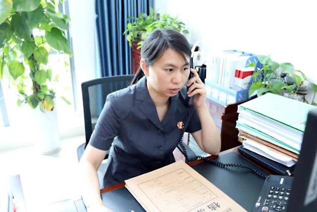 法官致電孩子母親，詢問治療進展