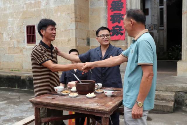 龍窩法庭運用“客家擂茶調解法”開展調解