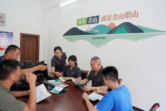 萬綠湖旅游巡回法庭干警正在為即將參加的普法工作做準備