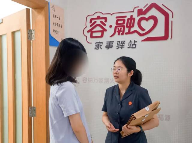 法官向一案件當事人釋法明理 法官向一案件當事人釋法明理