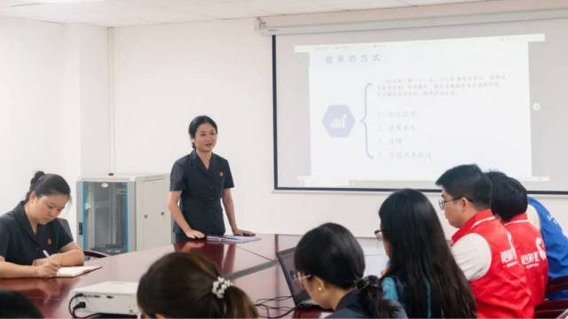 東莞第一法院派駐專業家事審判法官為“容·融”家事驛站調解員進行培訓 東莞第一法院派駐專業家事審判法官為“容·融”家事驛站調解員進行培訓