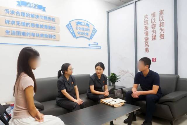 在“容·融”家事驛站里,法官與婦聯社工等對當事人開展調解工作 在“容·融”家事驛站里,法官與婦聯社工等對當事人開展調解工作